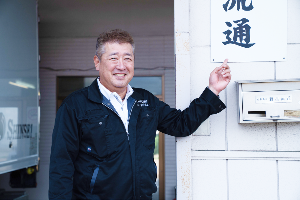 新星流通の代表が営業所前で案内している様子