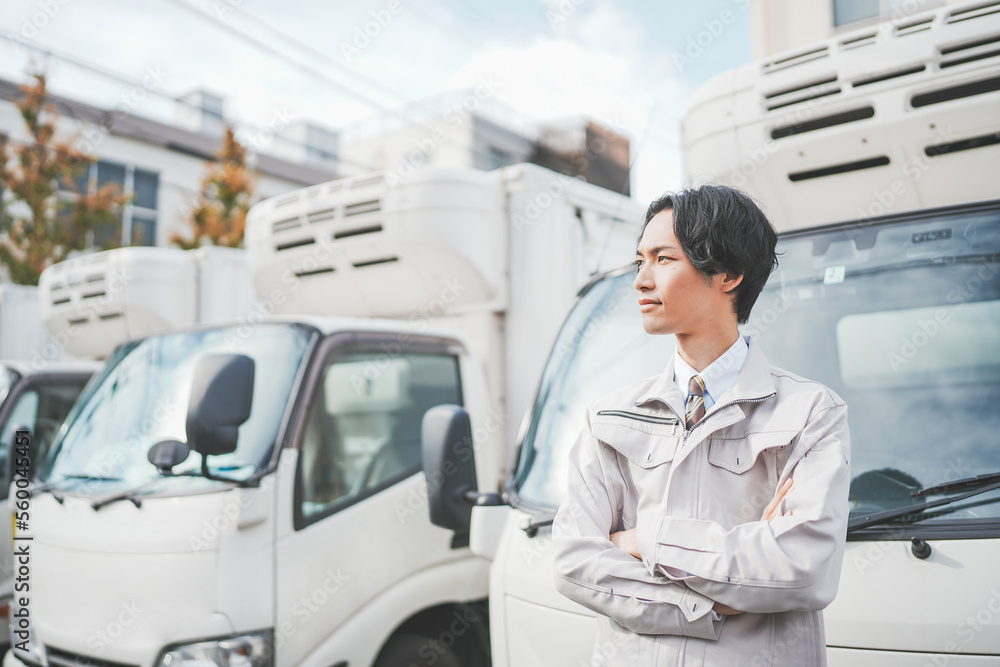 配送車両の前に立つドライバー