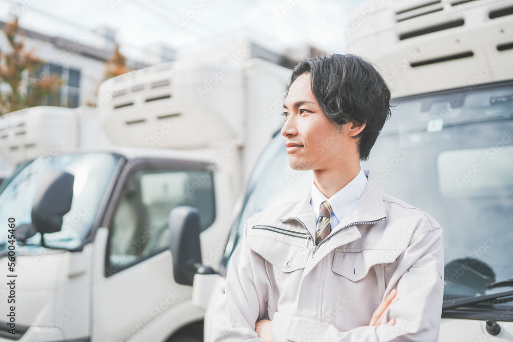 配送車両の前で働くドライバー