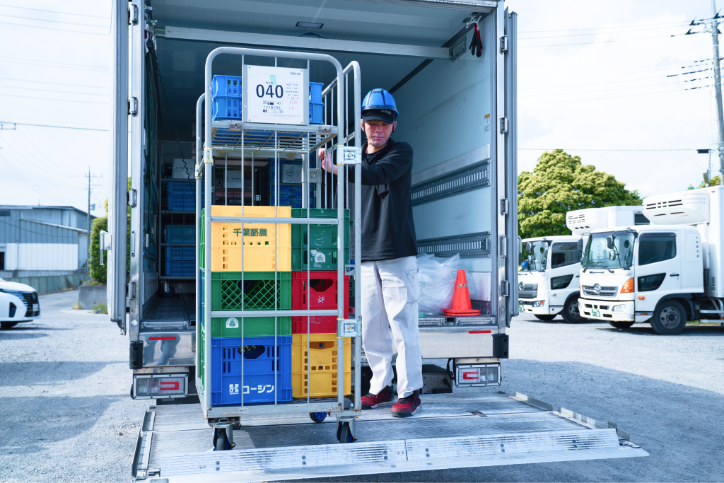 配送車両へ荷物を積み込むドライバー